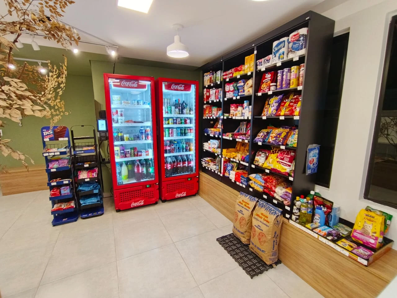 Mercado Flash em espaço interno com prateleiras e geladeiras