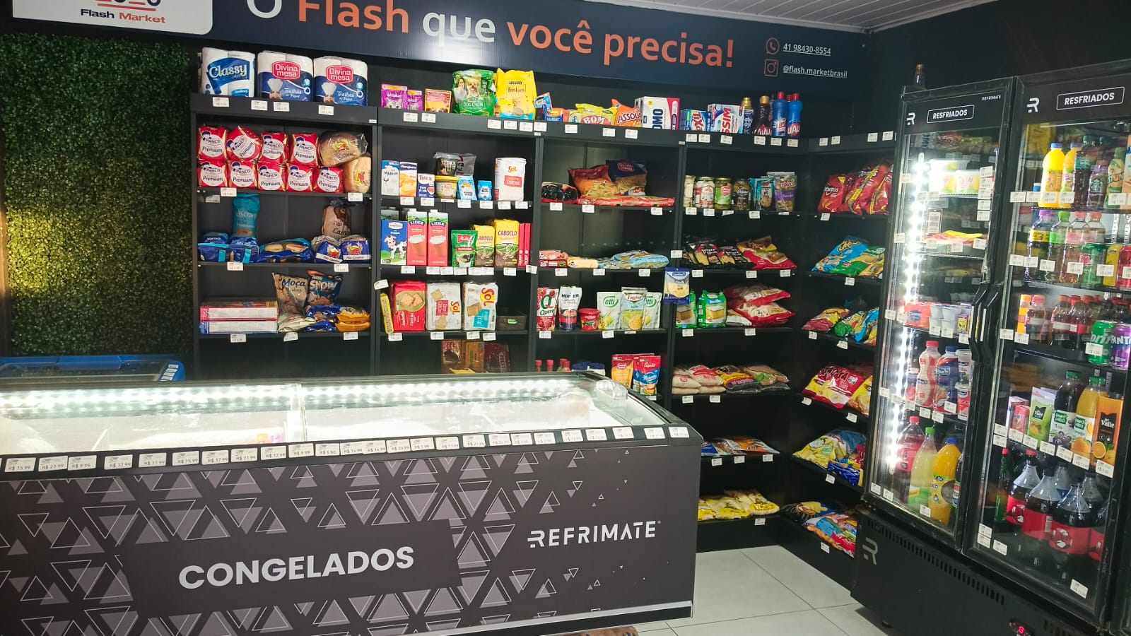 Produtos, geladeiras e comunicação visual em uma unidade Flash